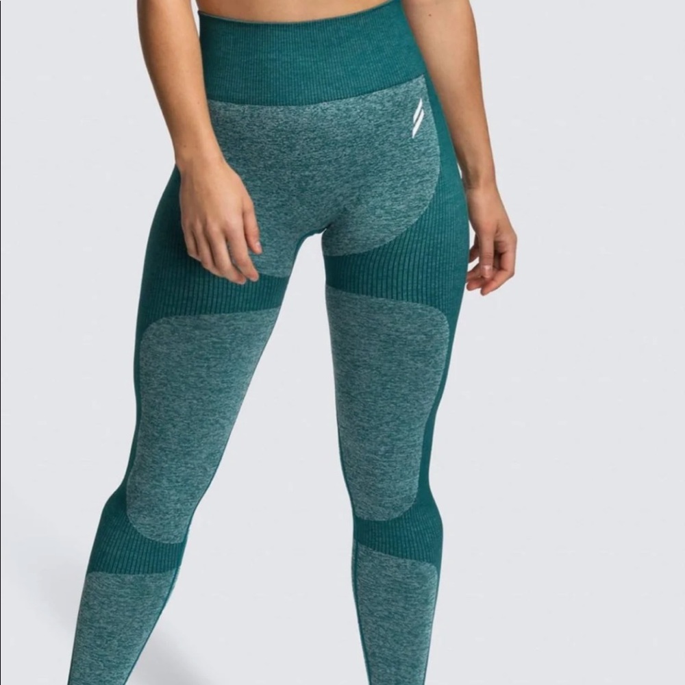 SOLD. Doyoueven impact seamless leggings